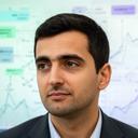Eliel Avetyan, senior analist betalingen, met grafieken over betaalverkeer